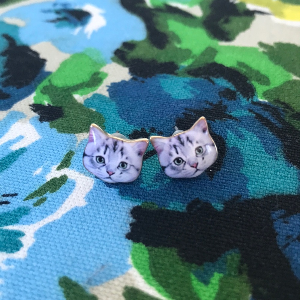 White and gray realistic cat head earrings